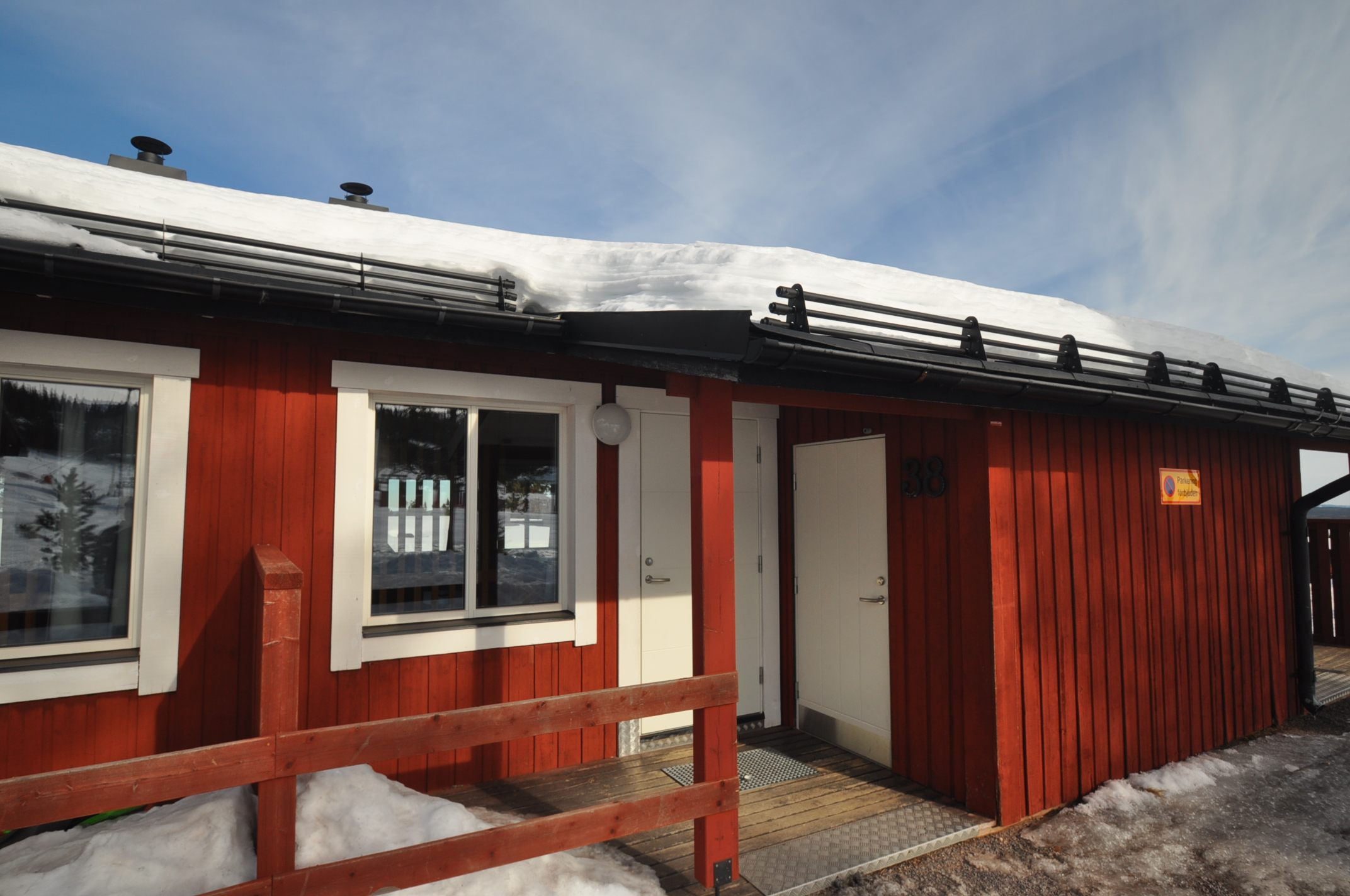 Nära skidbacke, skidskola och restauranger. Braskamin och bastu förhöjer julmyset!
