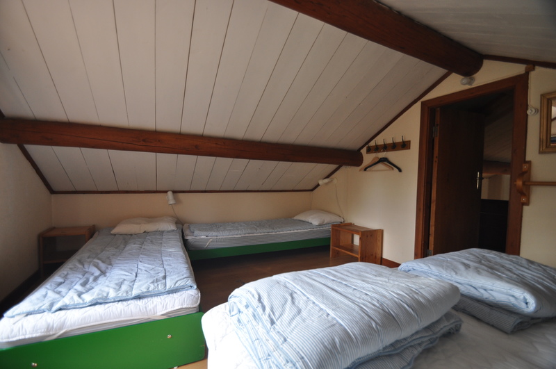 Sovrum på loftet Sängar direkt på golvet. 