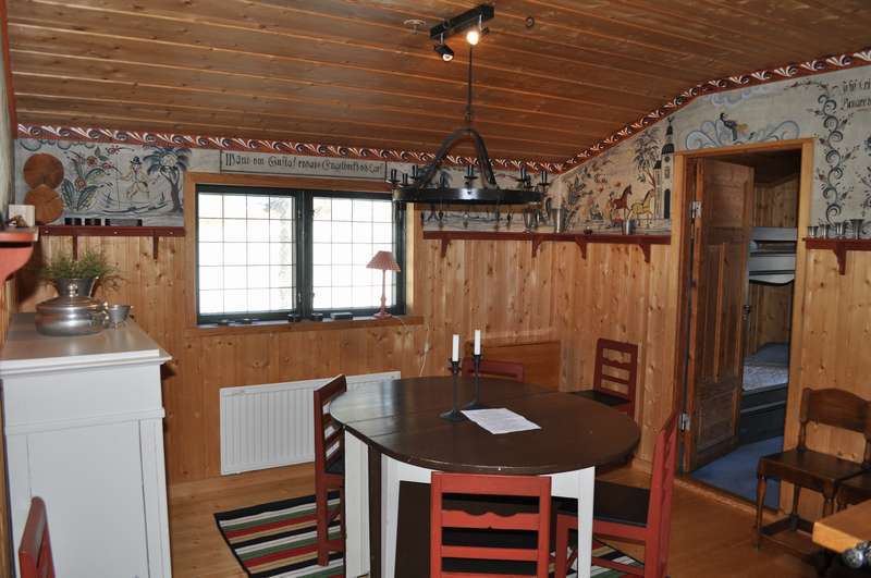Köksbordet sovrum till höger med våningsäng och en utdragslåda med den 7 bädden
