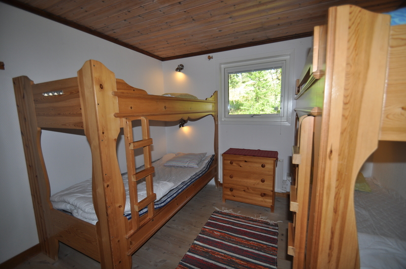 Sovrum 3 med två våningssäng den ena sängen är 100cm bred och den andra 80cm bred