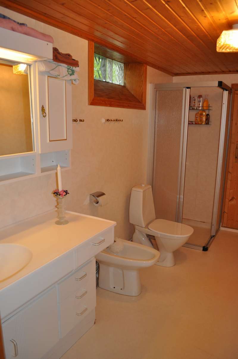 Dusch toalett och bastun längt in undervåningen