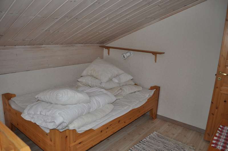 En bredare säng på loftet