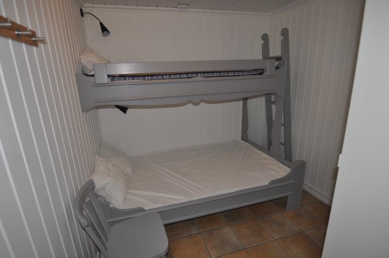 Sovrum 1 med 1 våningssäng som har bredare underslaf