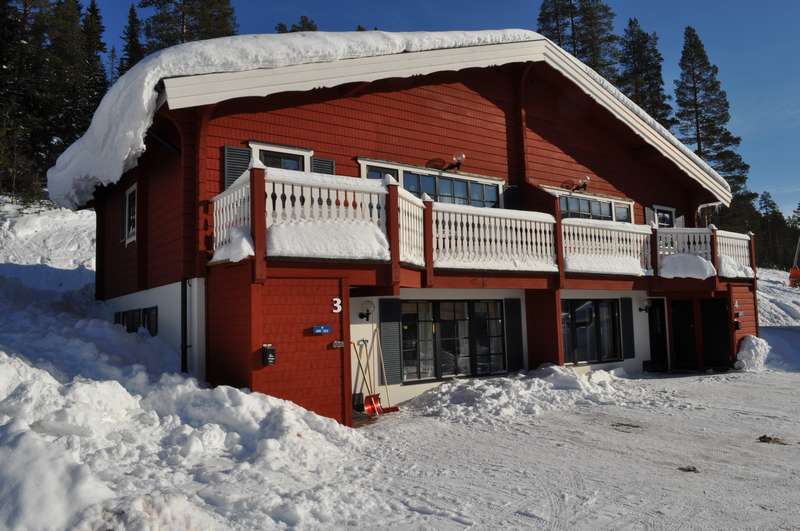 Vinterbild ingång på vänster sida längst ner (4 lägenheter i huset)