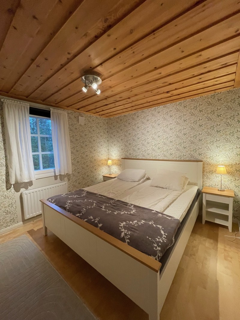 Sovrum 2 med en dubbelsäng