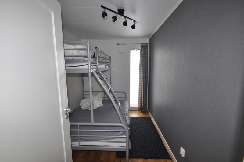 Sovrum 1, våningssäng med en bredare undersalf
