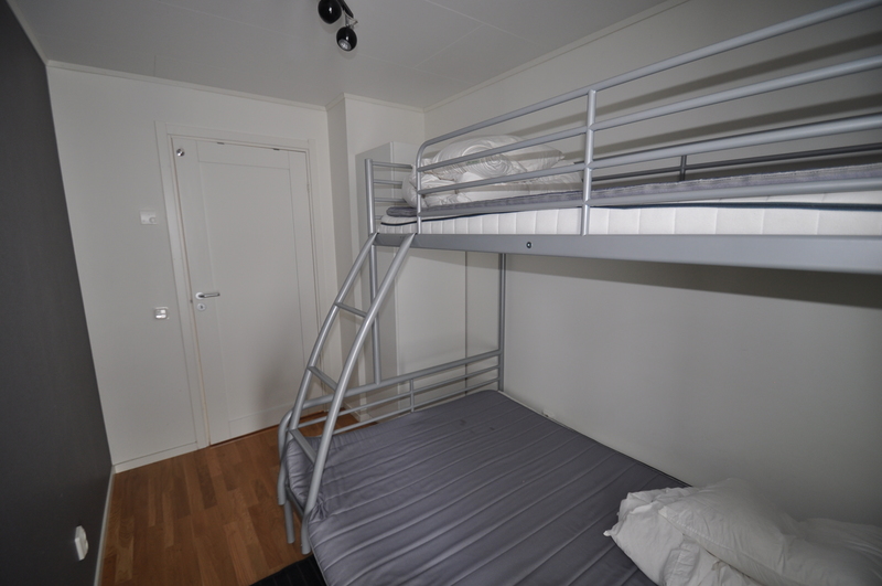 Sovrum 1, våningssäng med en bredare undersalf