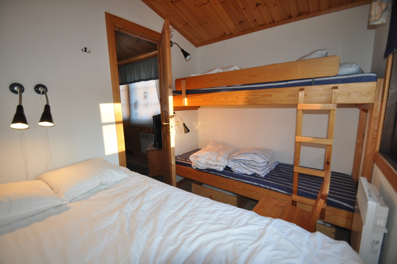 Sovrum 1, en säng som är 120cm bred och 1 våningssäng