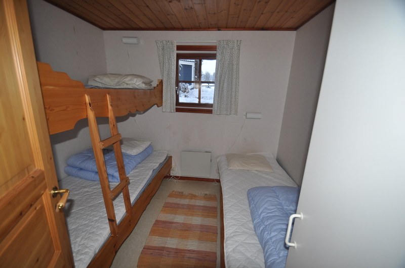 Sovrum 1 med en våningsäng och en enkelsäng