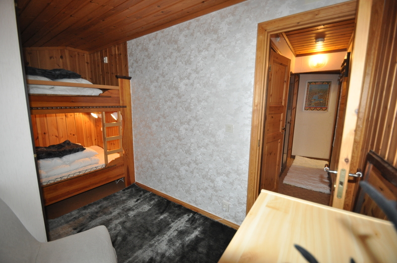 Sovrum 2 En våningssäng med 120cm breda sängar. 
