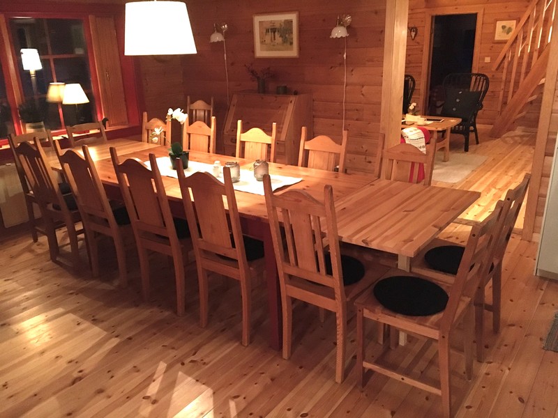 Köksbord med 14 stolar och då får man sitta två på varje kortsida.