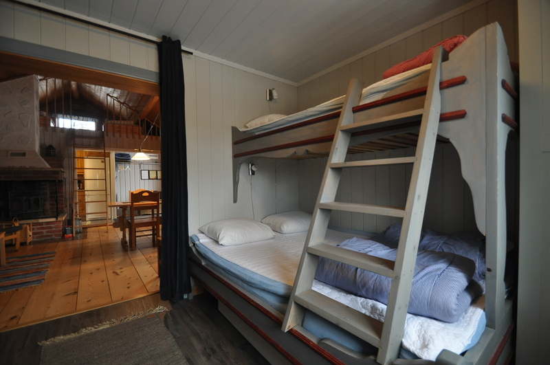 Sovrum med 1 våningssäng (bredare underslaf samt endast skynke som dörr)