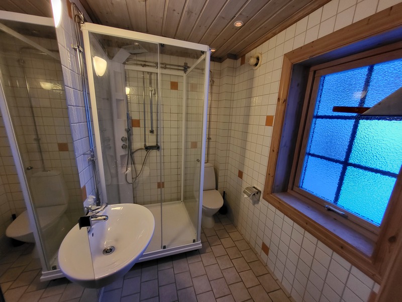 Badrum med duschkabin