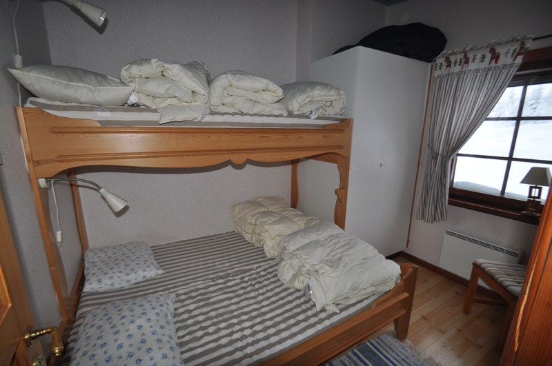 Sovrum 2, men 1 våningssäng som har bredare underslaf. Här kan man sova 3 personer två på underslafen och en över. 