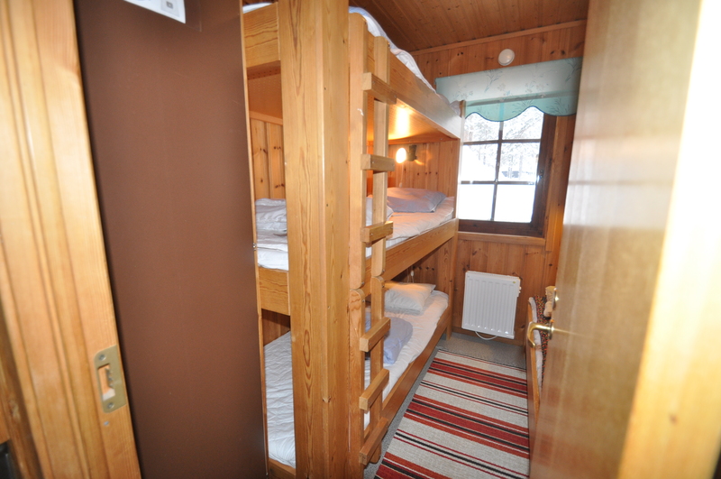 Sovrum 2, med 1 3bäddsvåningssäng och 1 enkelsäng
