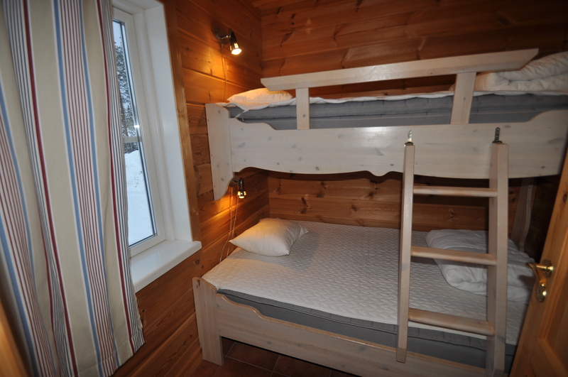 Sovrum 1 en våningssäng med en bredare underslaf