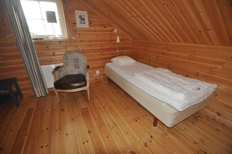 Sovrum 4 på loft med två enkelsängar