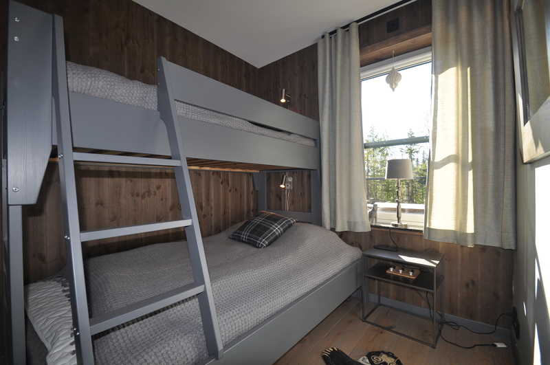 Sovrum 3 med 1 st våningssäng bredare underslaf (120 cm) för att utnyttja extrabäddarna sover man två stycken i underslafen.
