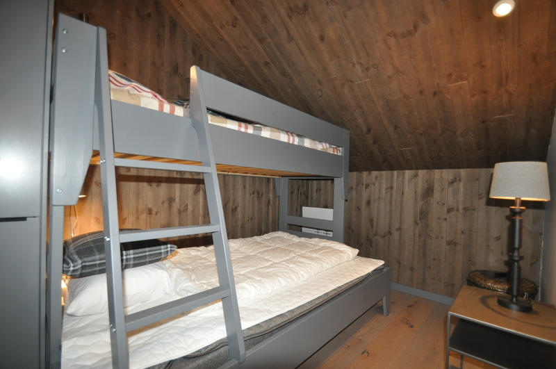 Sovrum 5 med 1 st våningssäng med bredare underslaf (120 cm) för att utnyttja extra bädden sover man två i underslafen.