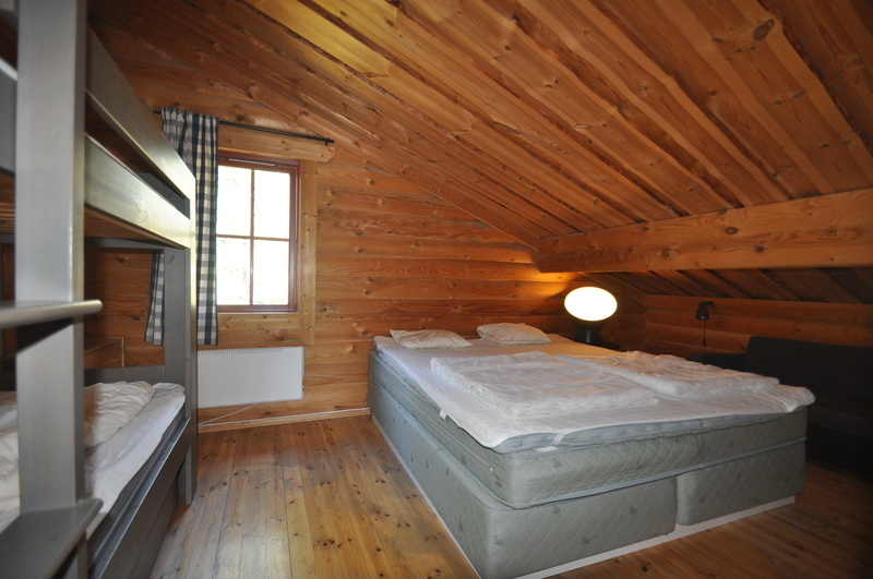 Sovrum 3 på loft med 1 st våningssäng och 1 st dubbelsäng