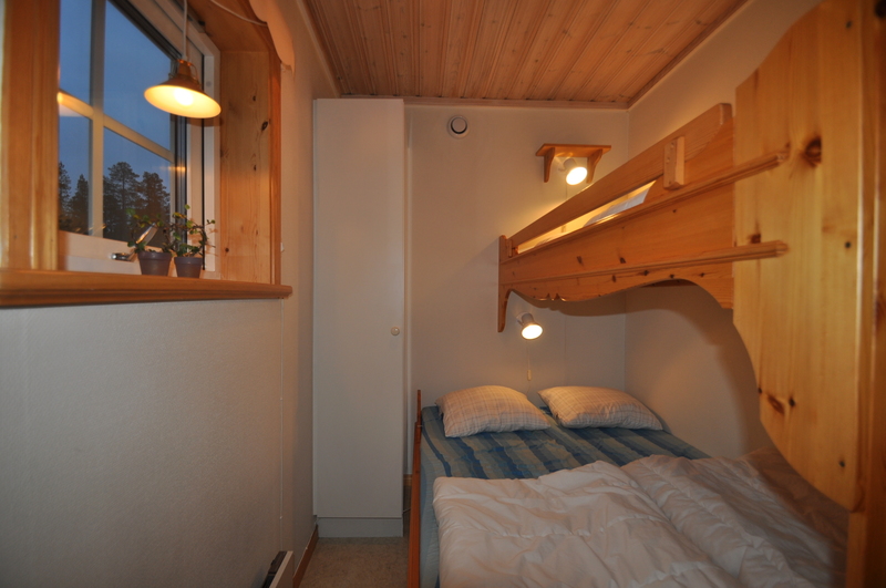 Sovrum 3 med 1 st våningssäng med bredare underslaf. 