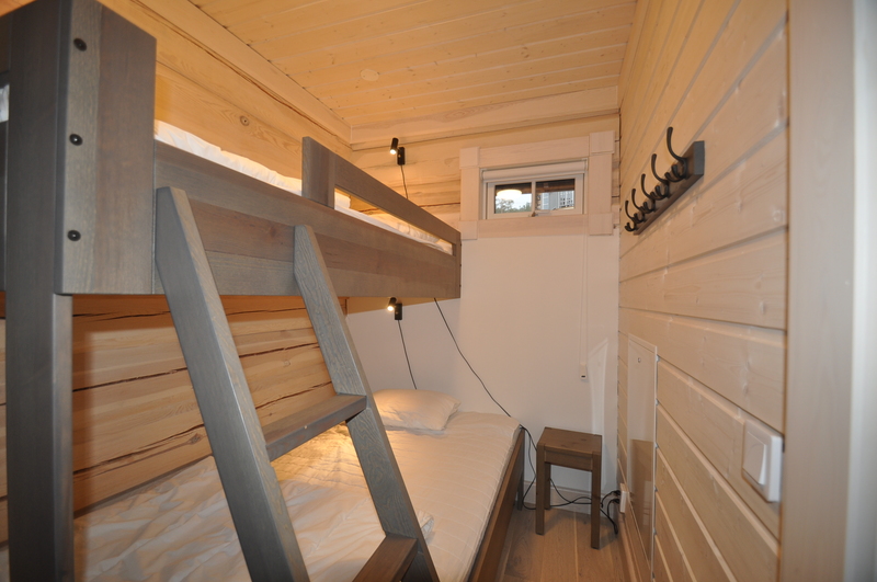 Sovrum 1 med 1 st våningssäng med bredare underslaf. 120 cm