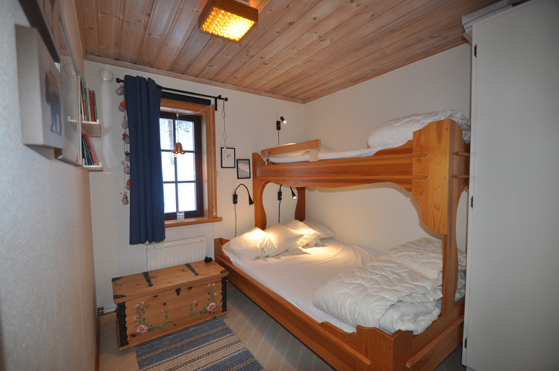 Sovrum 2 med en våningssäng (underslafen räknas som extrabädd då den är bredare och rymmer 2 personer)