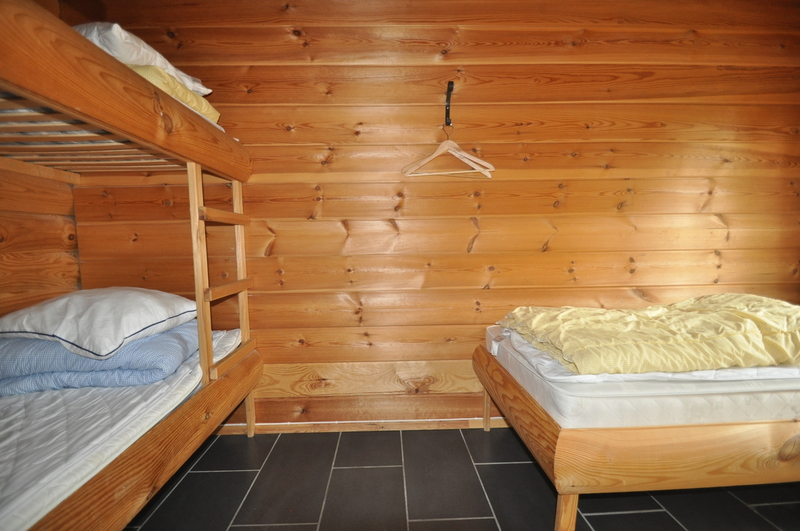 Sovrum 1 med en våningssäng och en enkelsäng