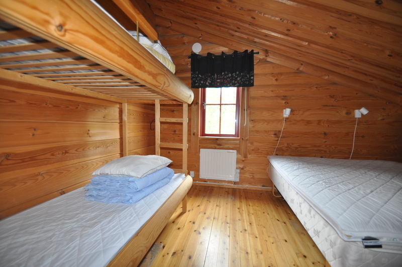 Sovrum 3 (loft) med en våningssäng, en dubbelsäng och en enkelsäng