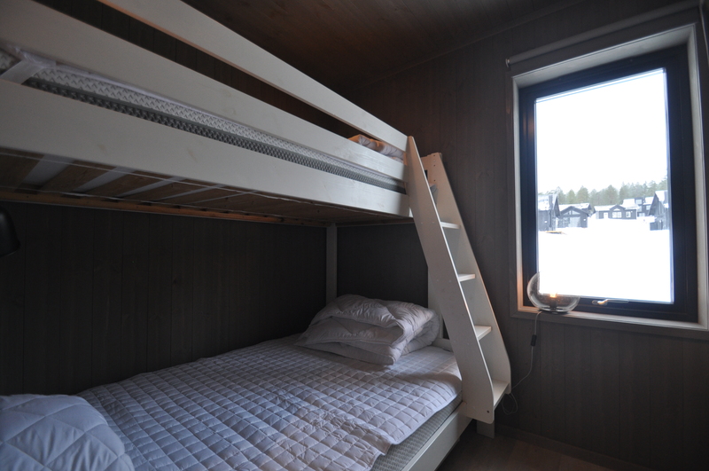 Sovrum 1 med en våningssäng (bredare underslaf 90/120)