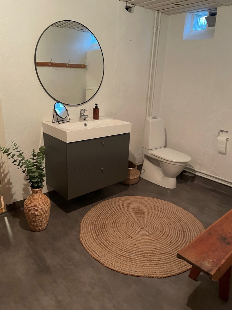 Gemensamt utrymme med WC, tvättmaskin, dusch och bastu